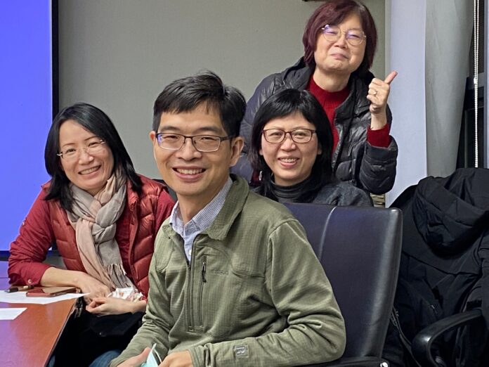 國家教育研究院國語文教學素材研發建構案，由該院研究員陳茹玲擔任計劃主持人（後排左起），國立中正大學連啟舜教授(前一)合作建構。為求理論與實際教學相融，結合北北基4位資深小學老師協同完成。