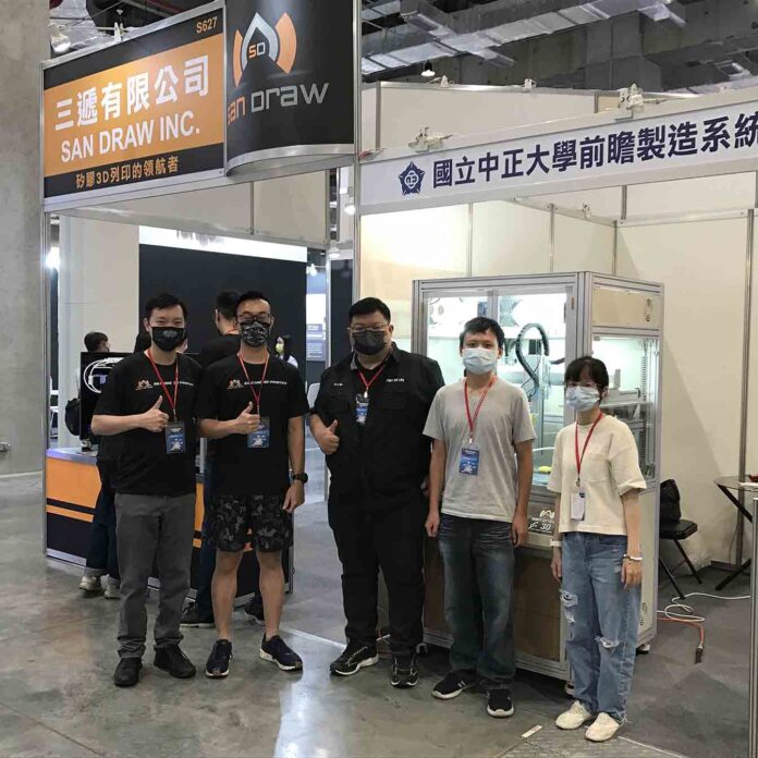 中正大學前瞻製造系統頂尖研究中心（AIM-HI）研發團隊與合作廠商於3D列印展會合影。圖／李淑慧