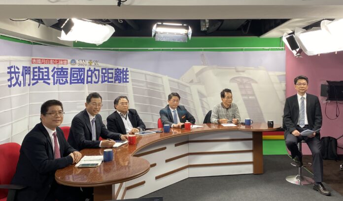 202209222 論壇主持人PMC副總李健勳(右起),德國月班主任高文顯教授、台灣易格斯(igus)總經理林廣耀、台灣開天傳動科技(KTR)總經理吳榮昌、盛大電梯(SERNTA)總經理許弼凱與威騰斯坦(WITTENSTEIN)總經理魏誠志。