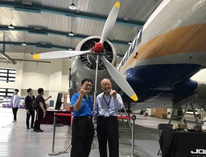 漢瑞泰總經理杜裕貴(左)特別重視傳承,在icap、職能基準應用及教學更是不遺餘力,亦將持續投入協助產業及學界理解五軸加工機應用及推廣各項相關訓練。圖/李淑慧 漢瑞泰總經理杜裕貴(左)特別重視傳承,在icap、職能基準應用及教學更是不遺餘力,亦將持續投入協助產業及學界理解五軸加工機應用及推廣各項相關訓練。圖/李淑慧