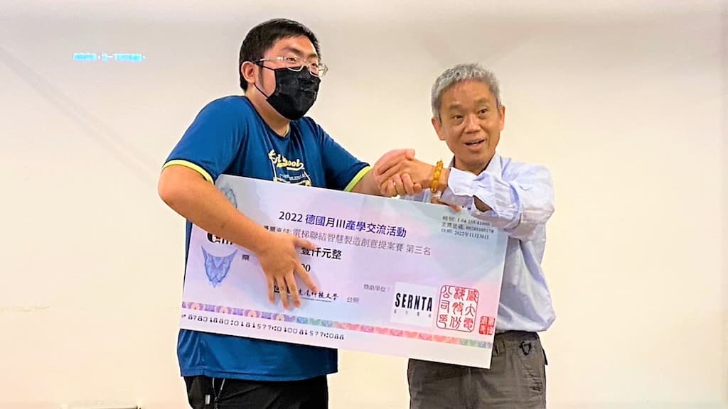 建國科大副研發長黃錫泉教授頒發第三名獎金1000元給虎科大機電輔系研究生許武勝並合影。圖/策略遠矚顧問公司提供