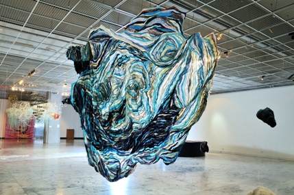 【圖3】潘娉玉,人魚公主,1997~,布料,目前裝置尺寸300× 420×120 cm / 臺北市立美術館 /2009