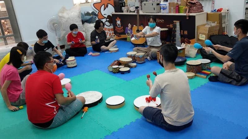 小均和其他自閉症青年一起上音樂團體課程，培養團隊合作默契