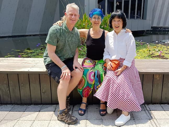 歡喜扮戲團導演彭雅玲（圖右起）、澳洲導演福克斯（Suzon Fuks）、音效技術康寧漢（James Cunningham）合影。