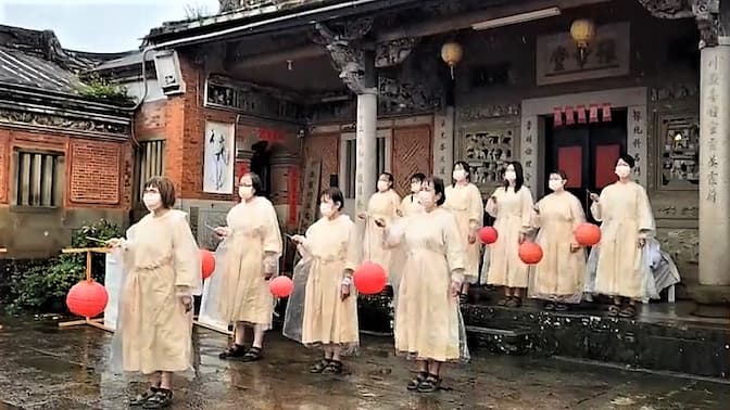 女詩人張典婉朗誦〈日頭等一下〉，林芫芬攝。圖/葉曄提供