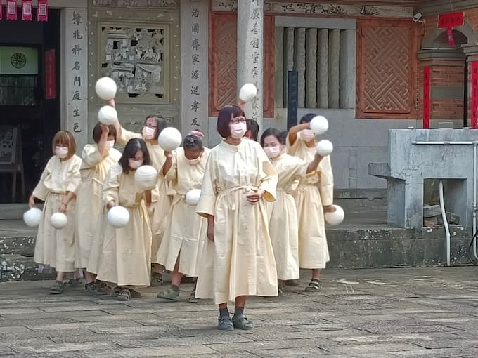 葉莎朗誦自己的詩作〈集體懷孕〉，一首描述農村稻米集體抽穗成長的情景。圖/葉曄提供