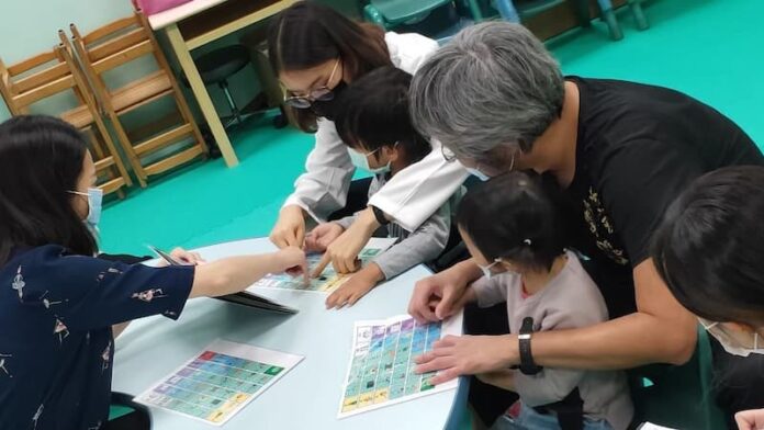 語言治療師透過圖板教導自閉症孩童學習單字發音。圖/新北市自閉症協會提供