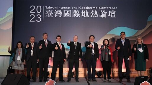 2023臺灣國際地熱論壇」1月9日舉辦，經濟部政務次長曾文生（右四）與國外講者及貴賓合影。圖／經濟部能源局提供