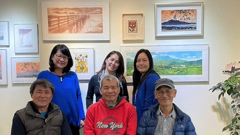 二枚腰版畫工房郭榮華老師 (前排中位) 與聯展成員合影。舞版圖成員，右起: 林康民、林鈺婷、曾竹君、羅思容、陳國樑。