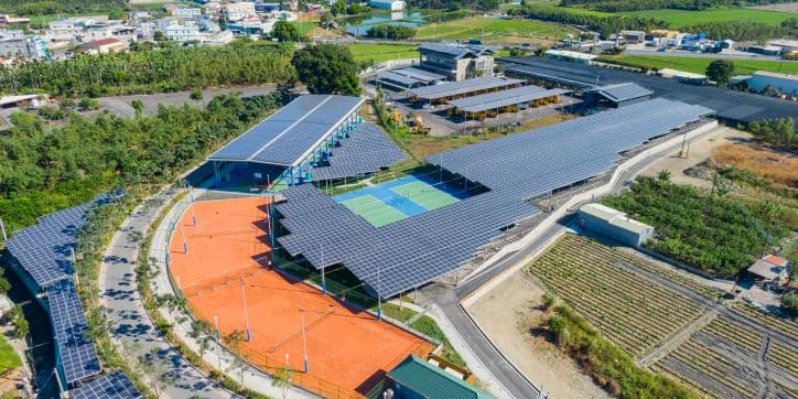 前身是屏東市第15公墓的北興光電球場,1.6公頃土地設置光電風雨球場暨民眾休憩設施,111年10月正式啟用,一舉兩得。