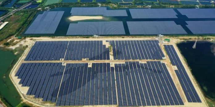 嘉義鹽灘地 嘉義布袋鹽灘地案場(20MW),占地23公頃,基地保留30%為生態保留區,供鳥類與底棲生物棲息。 開發期間盡量保持當地地形地貌,配合鳥類繁殖期停工。案場運轉至今,鳥類族群數量不減反增。