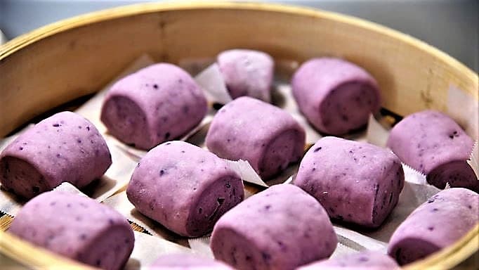 |紫山藥饅頭。媽媽家廚房一截放了數日的紫山藥，拿回家蒸熟攪成泥和麵，蒸出一鍋浪漫的粉紫饅頭。圖 / 我是秀嫻