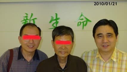 林老師（圖中）離世前與姐夫、我三人合影，相較初見面的情況氛圍好很多，林老師也難得露出久違的笑容。圖 / 楊友華醫師提供