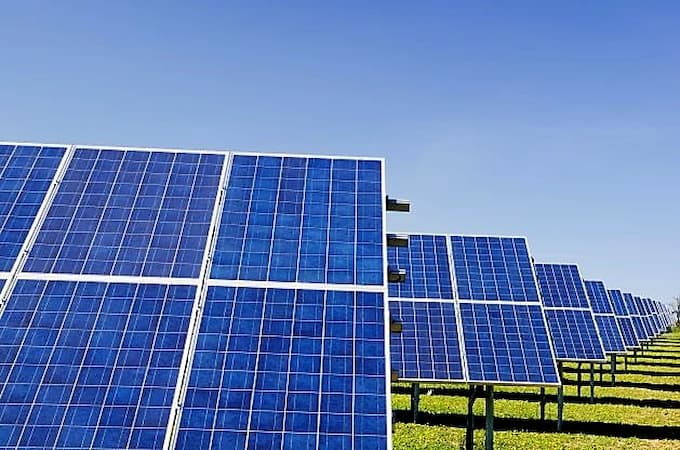 太陽光電廠若順利發電可帶來長期電費收益，到2050年淨零碳排的目標年，起碼還有2-30年綠電事業可做。圖 / 作者取自unsplash.com