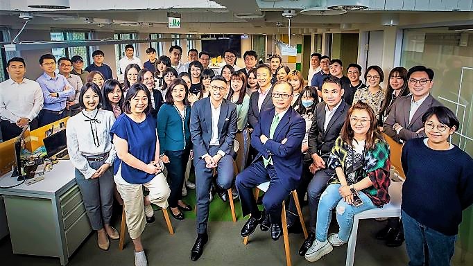 寶島陽光董事執行長卓國良需才孔急,一上任便積極招募各領域好手,目標將人力擴編至100人。圖為卓國良(中坐者)與同事開心合影。圖 / 寶島陽光提供