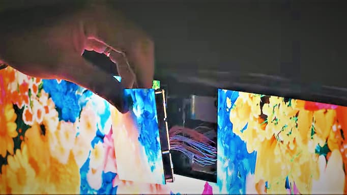 MicroLED 拼接的特點,能讓看板損壞時單片更換,既環保又降低更新成本。 圖 / 攝自錼創科技介紹影片