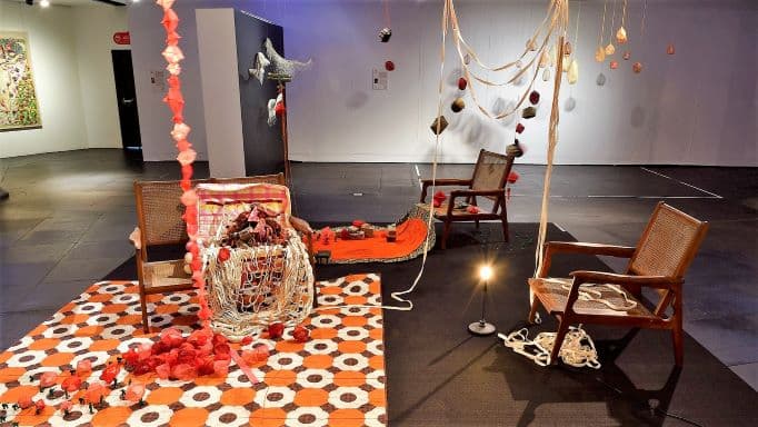 |【圖8】潘娉玉,臺式融和風:川味紅燒牛肉麵/臺北當代工藝設計分館,2019,布料、化纖棉、拾獲物,250×400×400cm 【圖8】潘娉玉,臺式融和風:川味紅燒牛肉麵/臺北當代工藝設計分館,2019,布料、化纖棉、拾獲物,250×400×400cm