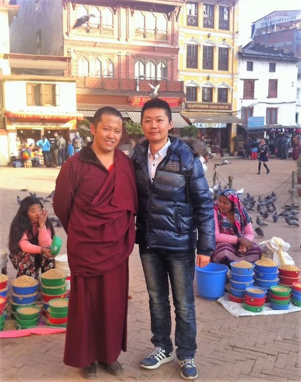 在尼泊爾與蔣揚彭措老師認識的揚貢噶喇嘛合影，了解唐卡的意思。圖 / 謝克提供