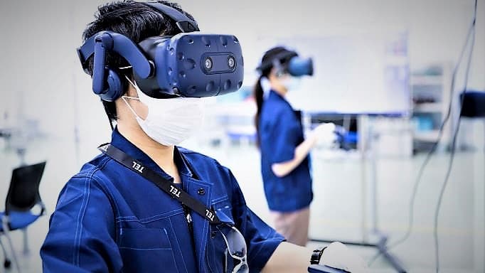 透過TEL自行開發的AR、VR輔助設備與模擬器，感受置身無塵室現場、穿梭在製程設備間的真實感。圖 / 東京威力科創提供