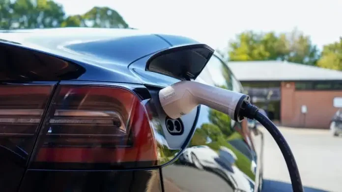 未來汽車產業價值鏈中,傳統價值鏈成長動力趨緩,新成長動力將來自充電站營運、網約車與共享模式、車聯網應用三大方面。圖 / 攝自unsplash.com 未來汽車產業價值鏈中,傳統價值鏈成長動力趨緩,新成長動力將來自充電站營運、網約車與共享模式、車聯網應用三大方面。圖 / 攝自unsplash.com