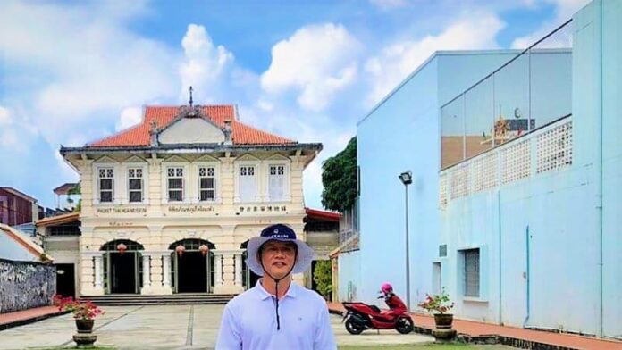 陳文咏博士，福建永春下南洋第三代，馬來西亞公民。馬來亞大學管理學系畢業，從事市場學與金融產業。半途轉入學術，英國華威大學碩士、馬來西亞拉曼大學博士。圖為作者與AC店屋合影。圖 / 陳文咏博士提供