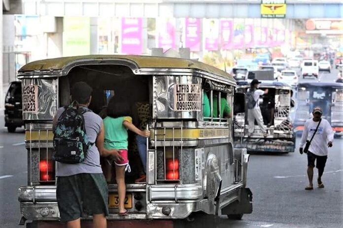 吉普尼是最常見、平民的交通工具,號稱隨叫隨停的公車十分方便,有時候走在路旁,經過的吉普尼司機還會熱情地輕按喇叭示意你要不要搭,通常在路上,都可以看到一車車的坐滿人,甚至還有人是站在外頭。圖 / 威力恩提供 吉普尼是最常見、平民的交通工具,號稱隨叫隨停的公車十分方便,有時候走在路旁,經過的吉普尼司機還會熱情地輕按喇叭示意你要不要搭,通常在路上,都可以看到一車車的坐滿人,甚至還有人是站在外頭。圖 / 威力恩提供