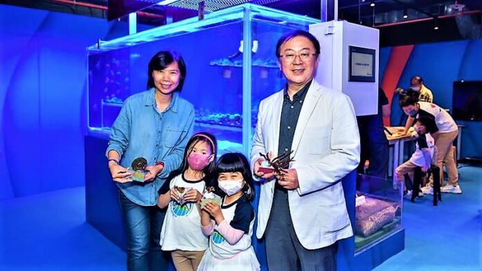 此次特展「珊瑚復育體驗區」展示台達LED燈、控制器等科技復育珊瑚設備，台達永續長周志宏(右)與海科館館長陳素芬(左)示範培育珊瑚苗。圖 / 台達提供