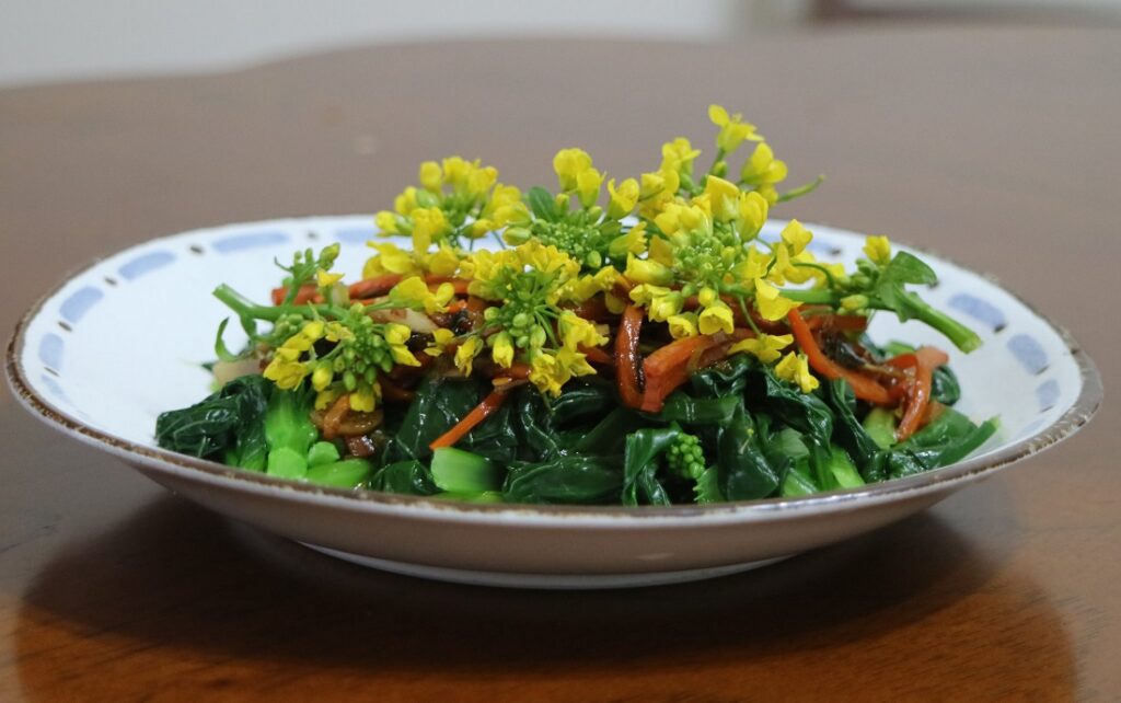 花一盛放，就準備化春泥的油菜花，也是市場裡初春常見的時蔬，更是餐桌上豐美的佳餚。圖 / 劉秀嫻