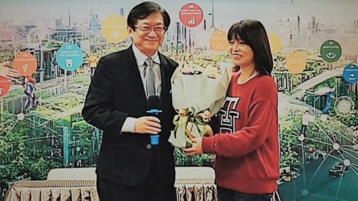 《以AI 黑科技賦能ESG:實踐永續低碳新世界》作者沙舟博士於簽書會接授粉絲獻花後合影。 圖 / 沙舟提供 《以AI 黑科技賦能ESG:實踐永續低碳新世界》作者沙舟博士於簽書會接授粉絲獻花後合影。 圖 / 沙舟提供