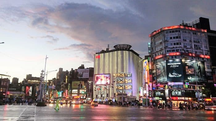 「詩人,不擅邏輯推理的定義,討厭口耳相傳的是非。而獨愛迷霧與灰燼般的本質,因為那便是生命的本質。所謂生命的意義,便在以詩歌尋回其本質」,圖為西門町。圖 / 秀實提供