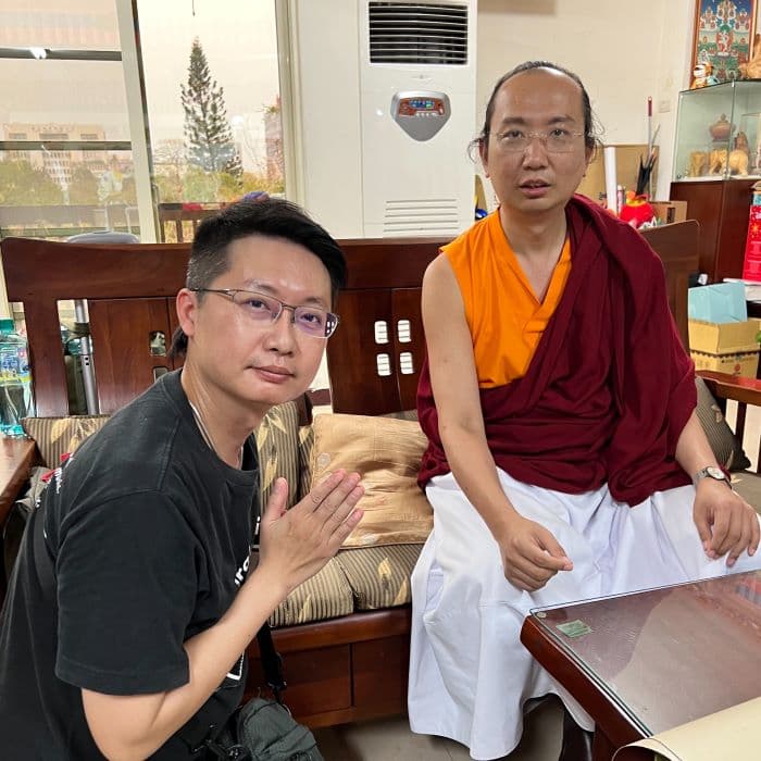 謝克駿（左）晉見法王，親向42任薩迦法王介紹自己繪製的唐卡。圖 / 謝克駿提供