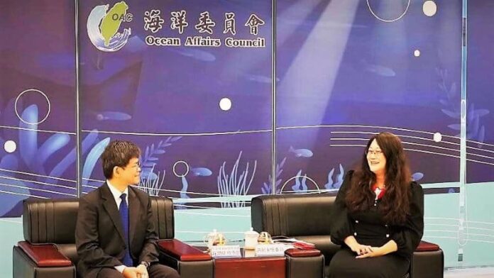 台灣海洋能發展協會理事長莊閔傑(左)一行拜會海委會,由副主委洪文玲接見。 圖 / 台灣海洋能發展協會提供 台灣海洋能發展協會理事長莊閔傑(左)一行拜會海委會,由副主委洪文玲接見。 圖 / 台灣海洋能發展協會提供