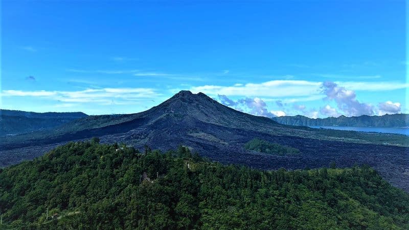 巴杜爾火山是峇里島「唯二」的活火山,最近一次噴發時間是2008年。巴杜爾的山形、山色皆美,山腳下的黑泥應是殘留的岩漿,不遠處有不知名的湖,藍綠色的湖水與黑泥相映成趣。圖 / 翁敏森