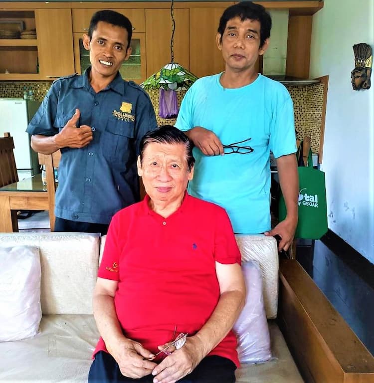 華裔「李先生」在峇里島經營BUMI Vallya,混融多國文化,逐年分段打造舒適的旅人驛站,引為話題。圖為李先生(前排)與二位印尼籍員工。圖 / 翁敏森