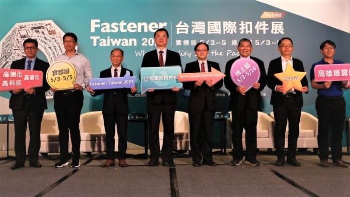 外貿協會秘書長王熙蒙主持2023「台灣國際扣件展」展前記者會並合影。圖左起:春雨總經理周伯威、世豐螺絲總經理陳駿彥、安侯永續董事總經理黃正忠、高市副市長羅達生、外貿協會秘書長王熙蒙、螺絲公會理事長蔡圖晉、貿易局組長楊佳憲、鉑川執行長王正彥。圖 / 主辦單位提供