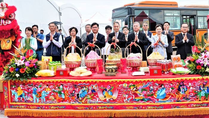 成運電巴園區動土，冠蓋雲集。總統府秘書長林佳龍、資政沈榮津、經濟部長王美花、交通部政務次長陳彥伯、國科會副主委陳宗權、彰化縣長王惠美、議長謝典林、立委謝衣鳯、黃秀芳、地區民意代表與貴賓等冒雨出席、熱情與會。圖 / 成運汽車提供