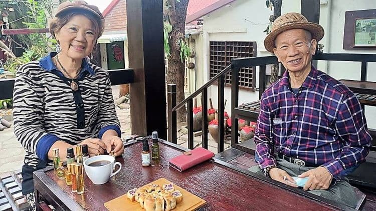 北港春生活博物館館長吳春塘、徐淑珠伉儷，成功將檜木門窗工廠轉型生活博物館，為人生再造風華。 圖 / 翁敏森提供