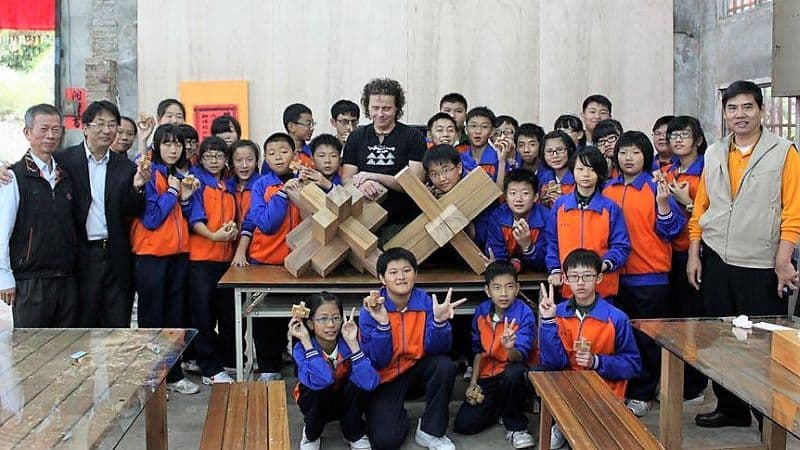 緣份使北港春的誕生成為聊天的有趣話題。吳春塘（圖左）與捷克藝術家（圖中），與前來校外教學的學生們合影。圖 / 北港春生活博物館提供