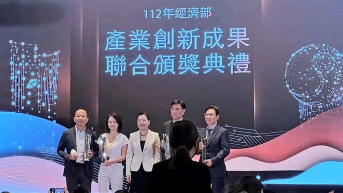 經濟部王美花部長(圖中)出席頒發89項得獎單位、個人與專利作品，分批頒獎並與獲獎單位合影。圖 / 策略風知識新聞網