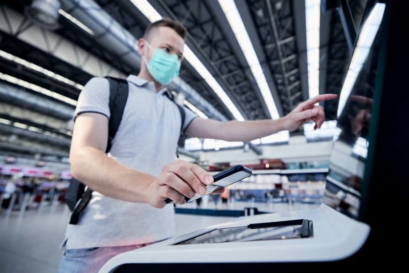 積極投入自助機數位轉型的店家,雖已結合行動支付來降低現金觸碰,但自助選單仍需經由觸碰螢幕才能進行操作。然而,根據多國研究數據佐證,用沾有油漬與細菌的手碰觸發熱的螢幕,會讓細菌孳生速度與細菌密度快速提升。 圖 / 柯極 提供