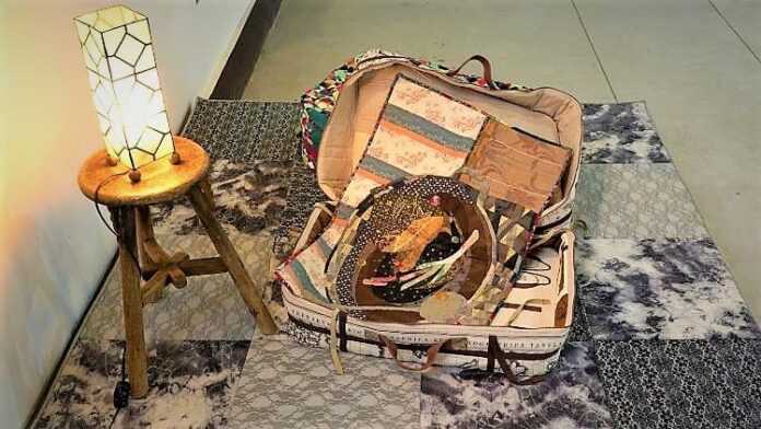 【圖1】潘娉玉，滷味的祕方，2012-2014，布料、拾獲物，裝置空間86.5× 182× 182cm。 攝影 / 陳明聰 