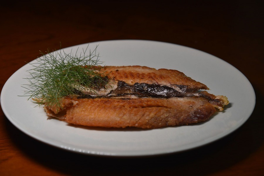 冒險完成的煎虱目魚肚。我怕煎魚,即便累積多年下廚經驗、掌握煎魚技巧,煎虱目魚仍是我畏懼閃避的修煉。 圖 / 劉秀嫻
