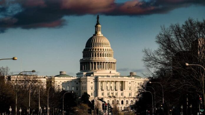 美國兩黨在國會債務上限的爭議，雖然極可能如先前78次，在衝突中解決問題，但看得到烏雲籠罩危機的葉倫，不得不擔憂與多次提醒。圖 / 攝自unsplash