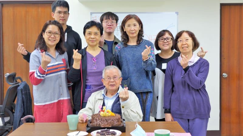 慧炬工作同仁為陳董事長慶生的合照。圖 / 慧炬提供