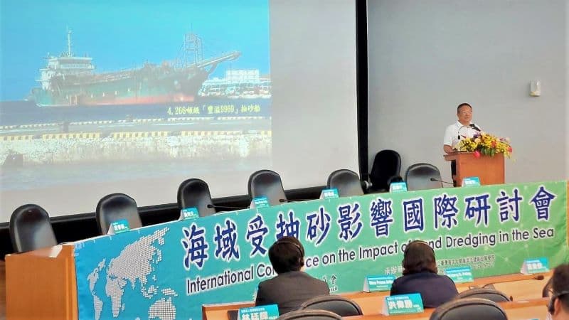 中研院鄭明修研究員說明抽砂活動對於台灣海域的影響。圖 / 海洋委員會提供