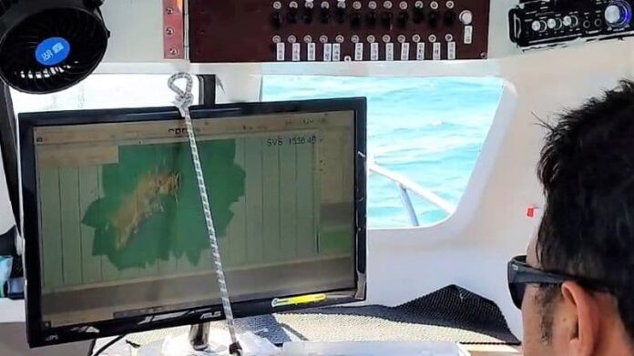 內政部、農委會漁業署、海委會在馬祖海域的聯合調查顯示，抽砂確實對該海域的海底地形、底棲、浮游生物、燕鷗保育等造成嚴重衝擊。圖為國家海洋研究院進行台灣周邊海域抽砂行為對海底地形影響調查。圖 / 海洋研究院提供