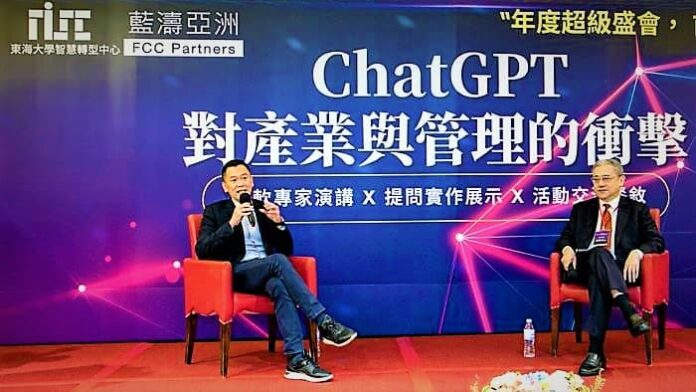 東海大學智慧轉型中心ChatGPT論壇，圖左起微軟總經理卞志祥與該中心執行長暨藍濤亞洲總裁黃齊元進行產業管理對談。圖 / 東海大學提供