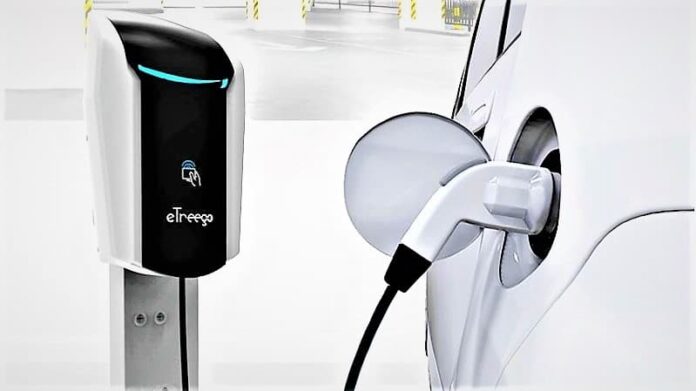 起而行綠能總經理簡金品說,今年是起而行的外銷元年,350KW充電樁正式敲開美國市場大門,東南亞是下一個目標。另一方面,市場最大功率的480kw充電樁已上市,可搭配儲能系統建製超快充站。圖 / 起而行綠能提供 起而行綠能總經理簡金品說,今年是起而行的外銷元年,350KW充電樁正式敲開美國市場大門,東南亞是下一個目標。另一方面,市場最大功率的480kw充電樁已上市,可搭配儲能系統建製超快充站。圖 / 起而行綠能提供