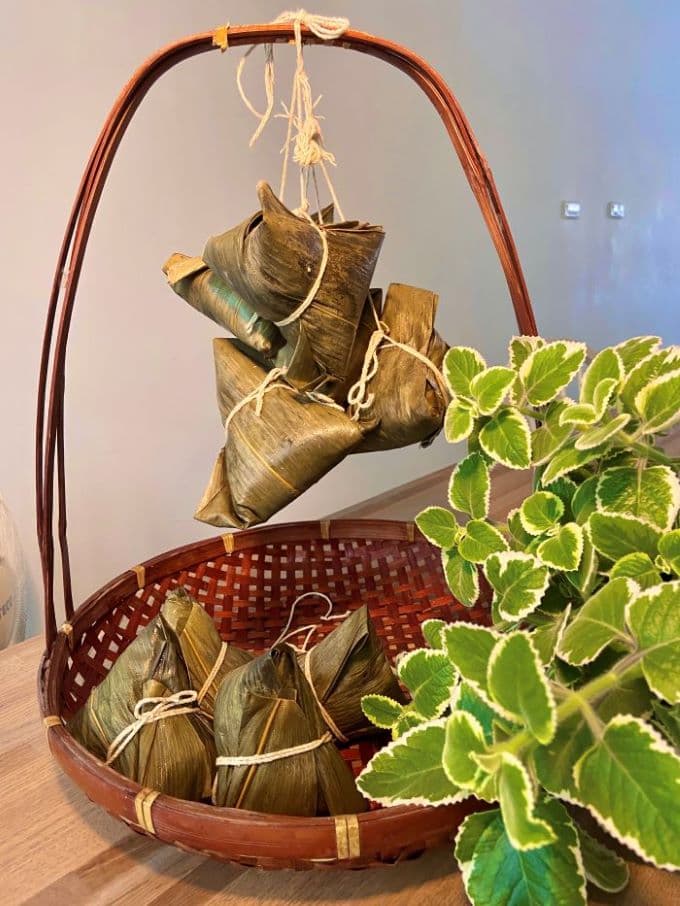 年年吃粽，懷念的還是兒時門前包粽子的勝景，每個粽子裡都有相濡以沫的紋理，各家包入的鄉土味、思親苦。圖 / 陳嘉英