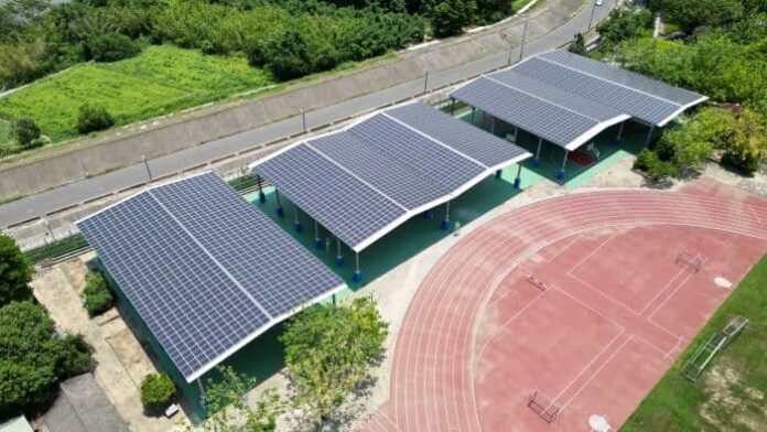 宇軒董事長杜鎧兆說，光電風雨球場都由兆明升投資，沒讓學校花到一分錢； 以前市場推崇是屋頂光電的專家，現在，我們也是風雨球場專家。圖 / 宇軒能源提供